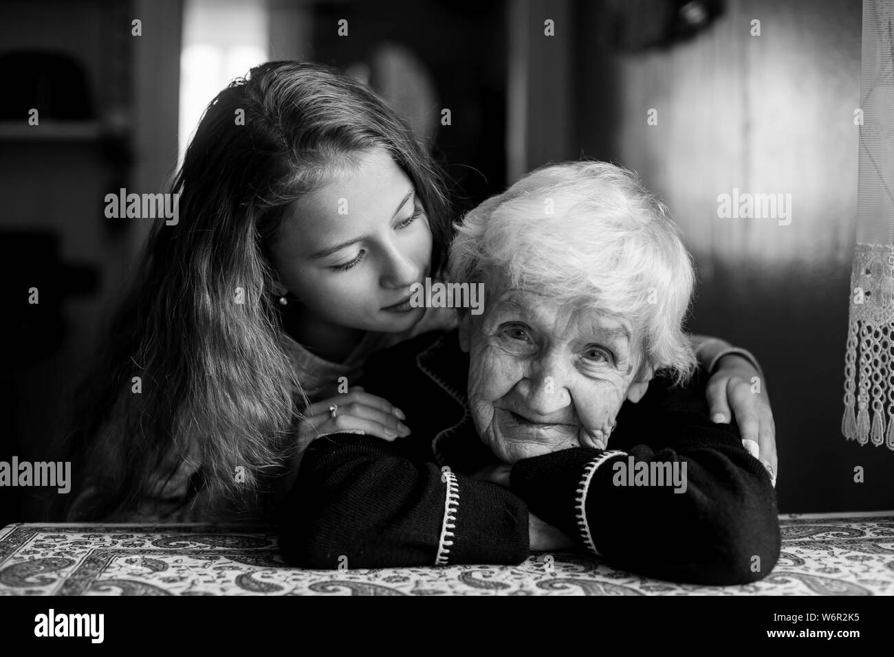 Süße kleine Mädchen mit Großmutter, Schwarz und Weiß portrait. Stockfoto