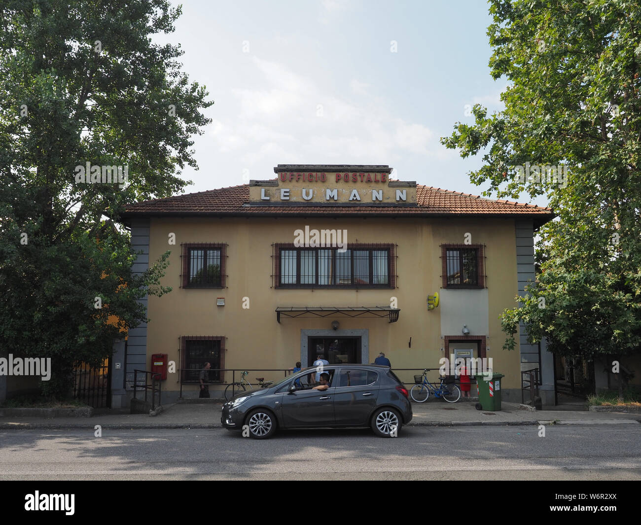 COLLEGNO, ITALIEN - ca. August 2019: Post (Ufficio Postale in Italienisch) bei Leumann Arbeiter Dorf Stockfoto
