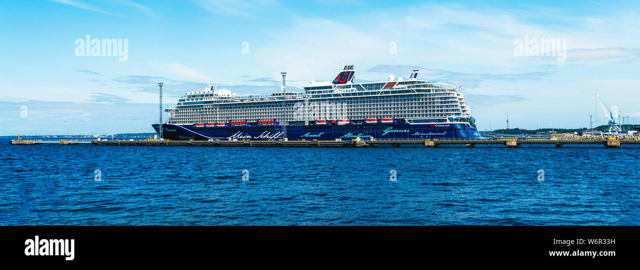 Kreuzfahrtschiff Mein Schiff 1 der TUI Cruises Flotte angedockt in Vanasadam Hafen Tallinn in Estland. Kreuzfahrt in der Ostsee. Stockfoto