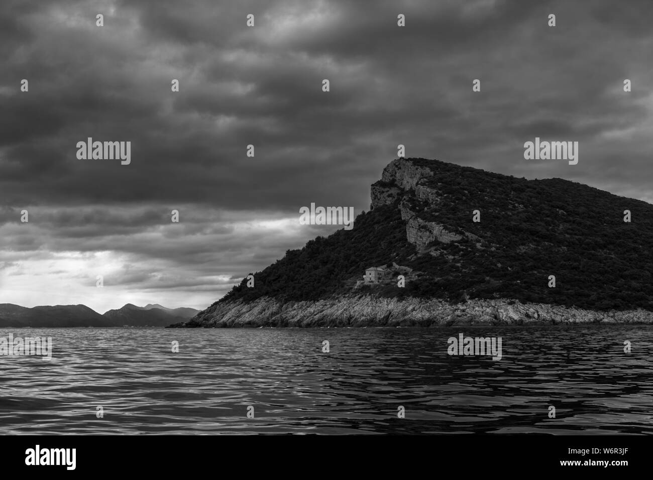 Der Nördlichste der Elafitischen Inseln, Otok, von Zaljev Olipa Budima Budima (Bucht), Koločepski Kanal, Kroatien. Schwarz und Weiss Stockfoto