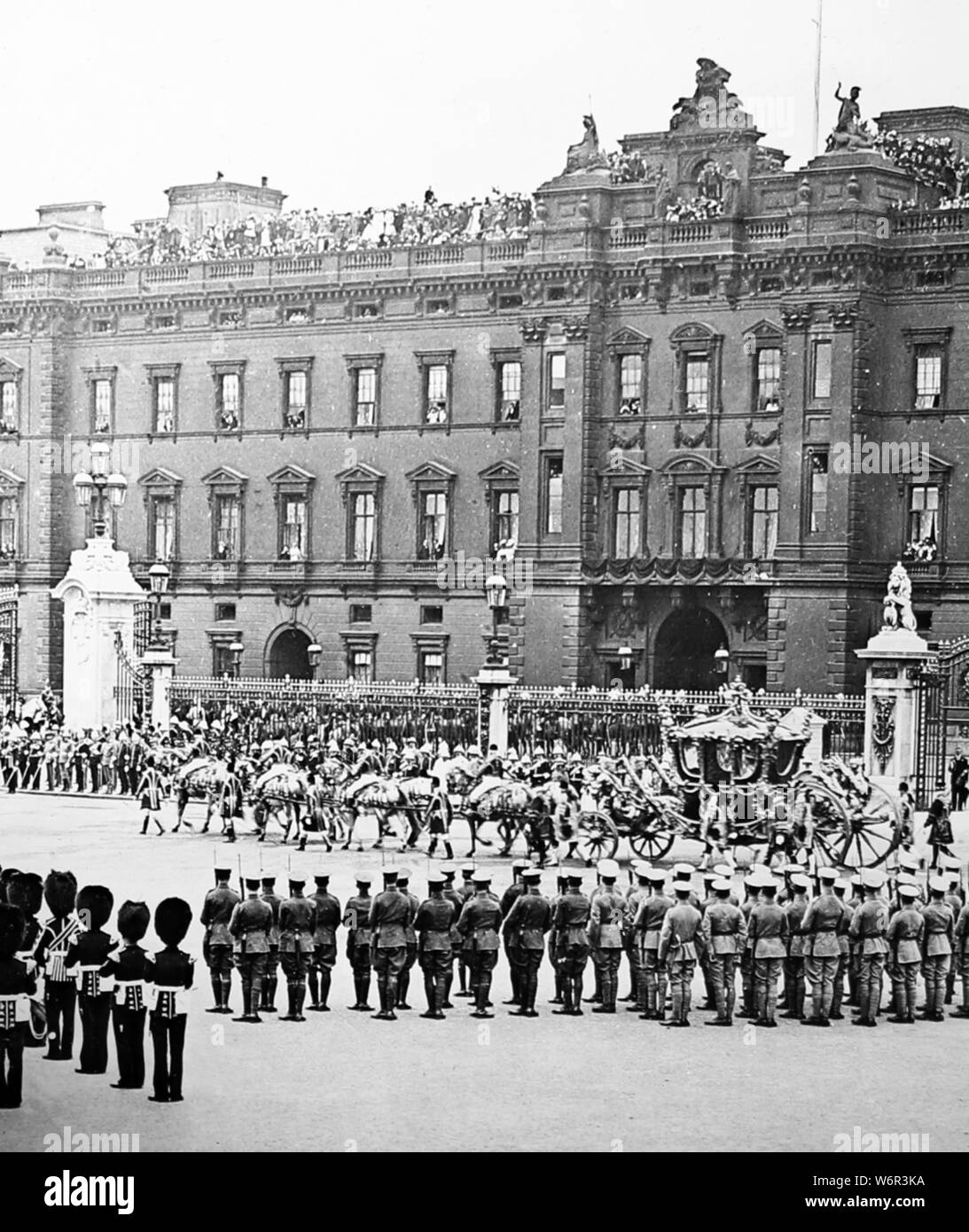 State Coach verlassen den Buckingham Palace für die Öffnung des Parlaments, London Stockfoto