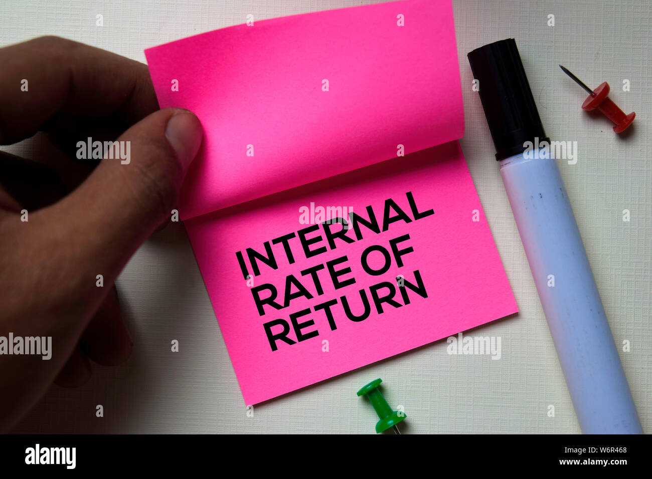 Interner Zinsfuß - IRR Text auf Haftnotizen auf Büro Schreibtisch isoliert Stockfoto