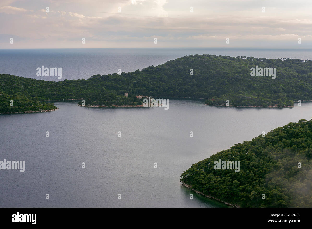 Veliko Jezero: Ein großer See im Nationalpark Mljet, Otok Mljet, Kroatien und die Insel St. Maria, mit seinem Benediktinerkloster. Stockfoto