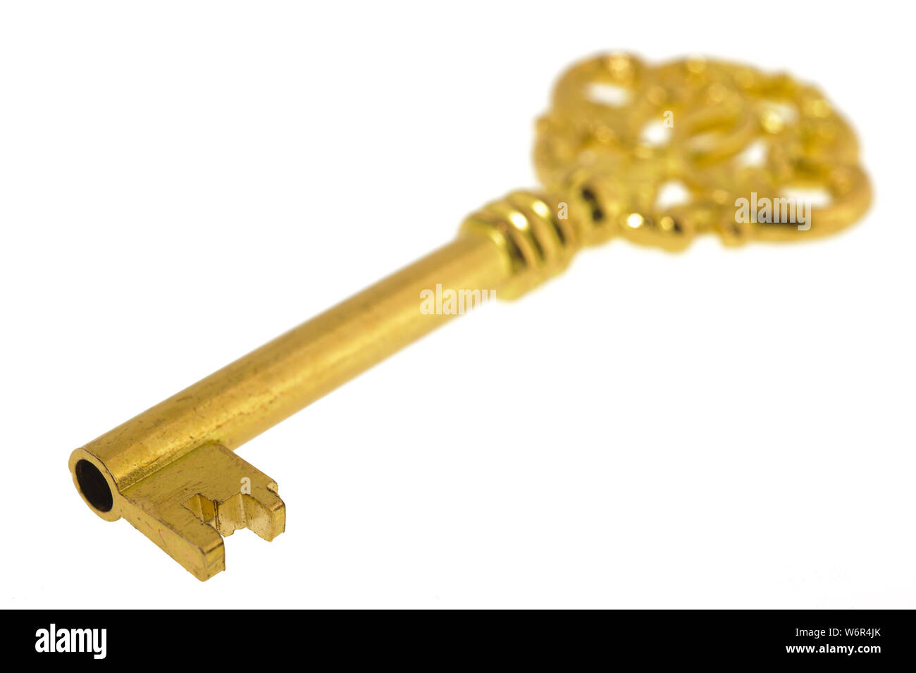 Goldene antike Schlüssel auf weißem Hintergrund Stockfoto