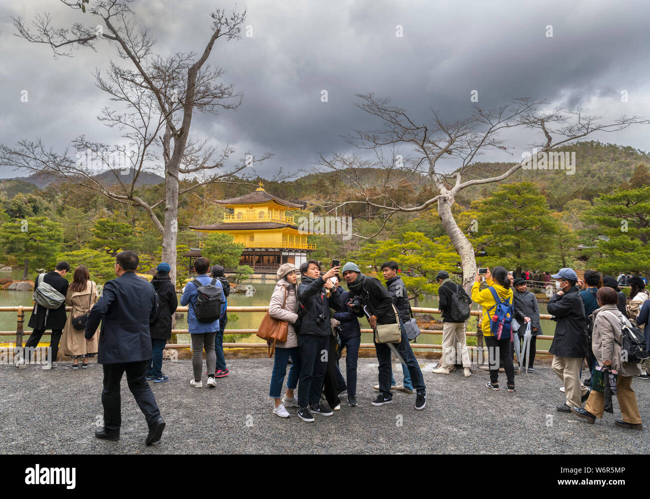 Touristen vor der Kinkaku-ji (Tempel des Goldenen Pavillon), Kyoto, Japan Stockfoto