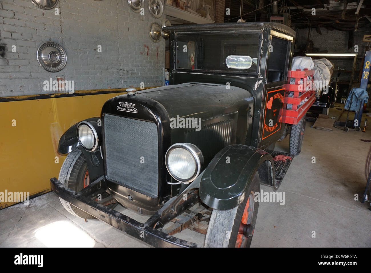 Antike Autos in einem alten Gebäude Stockfoto