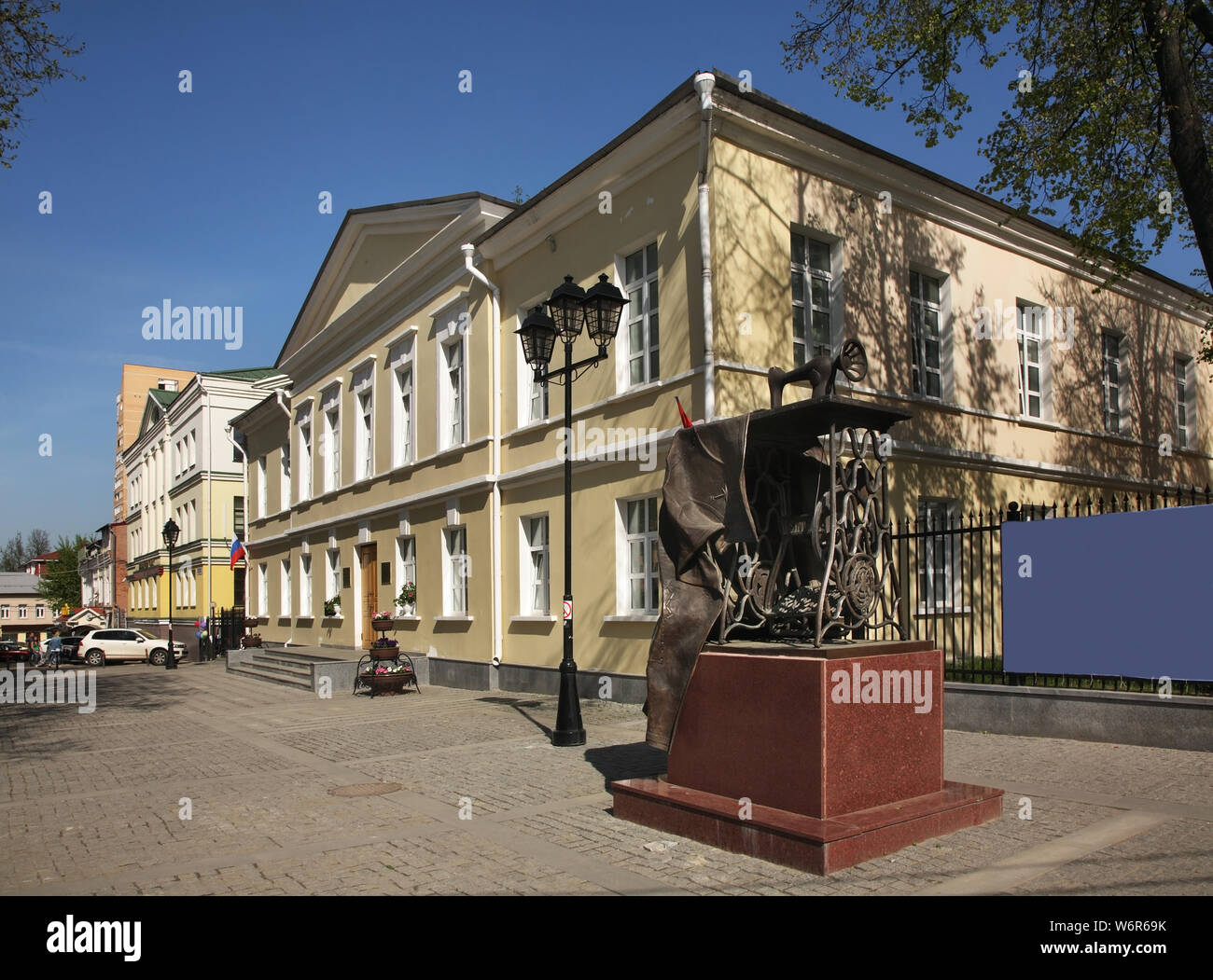 Museum Der Lokalen Geschichte Und Denkmal Für Sänger Tritt Nähmaschine In  Podolsk. Russland Stockfotografie - Alamy