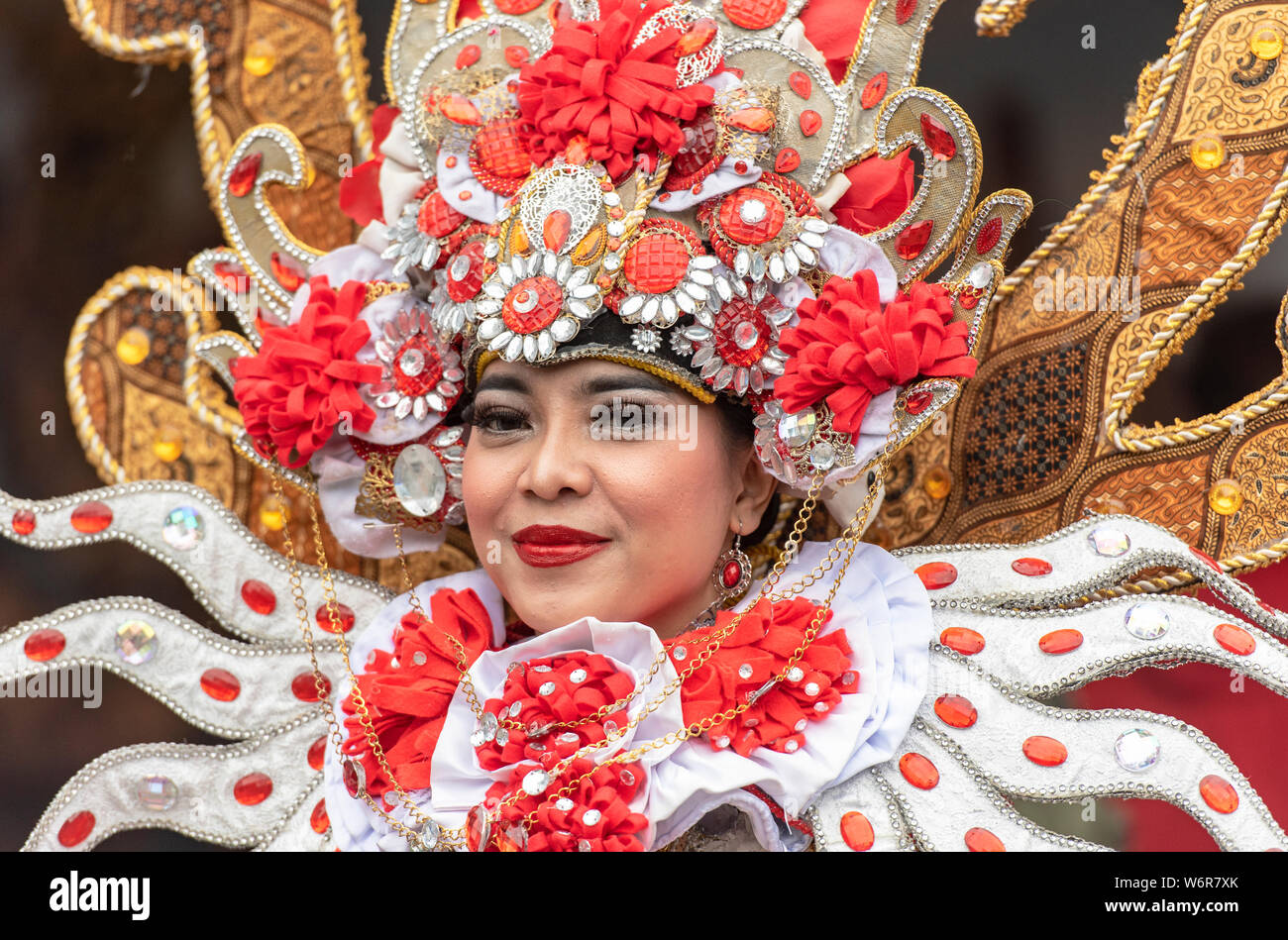 Moskau - 02.August: Indonesische Frauen in Tracht gekleidet posiert vor der Kamera auf öffentlichen Park in Moskau am 02 August. 2019 in Russland Stockfoto