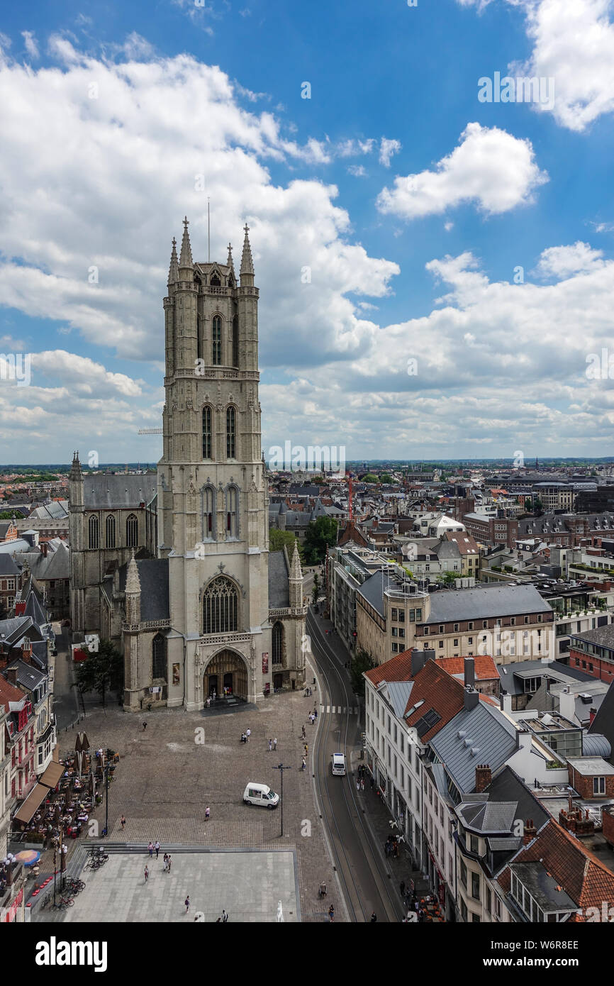 Gent, Flandern, Belgien - 21. Juni 2019: Aufnahme von oben Belfry. Sint-Baafs Cathedral und Nahaufnahme der Turm gegen den blauen Himmel mit CLOUDSCAPE. Stadtbild Stockfoto