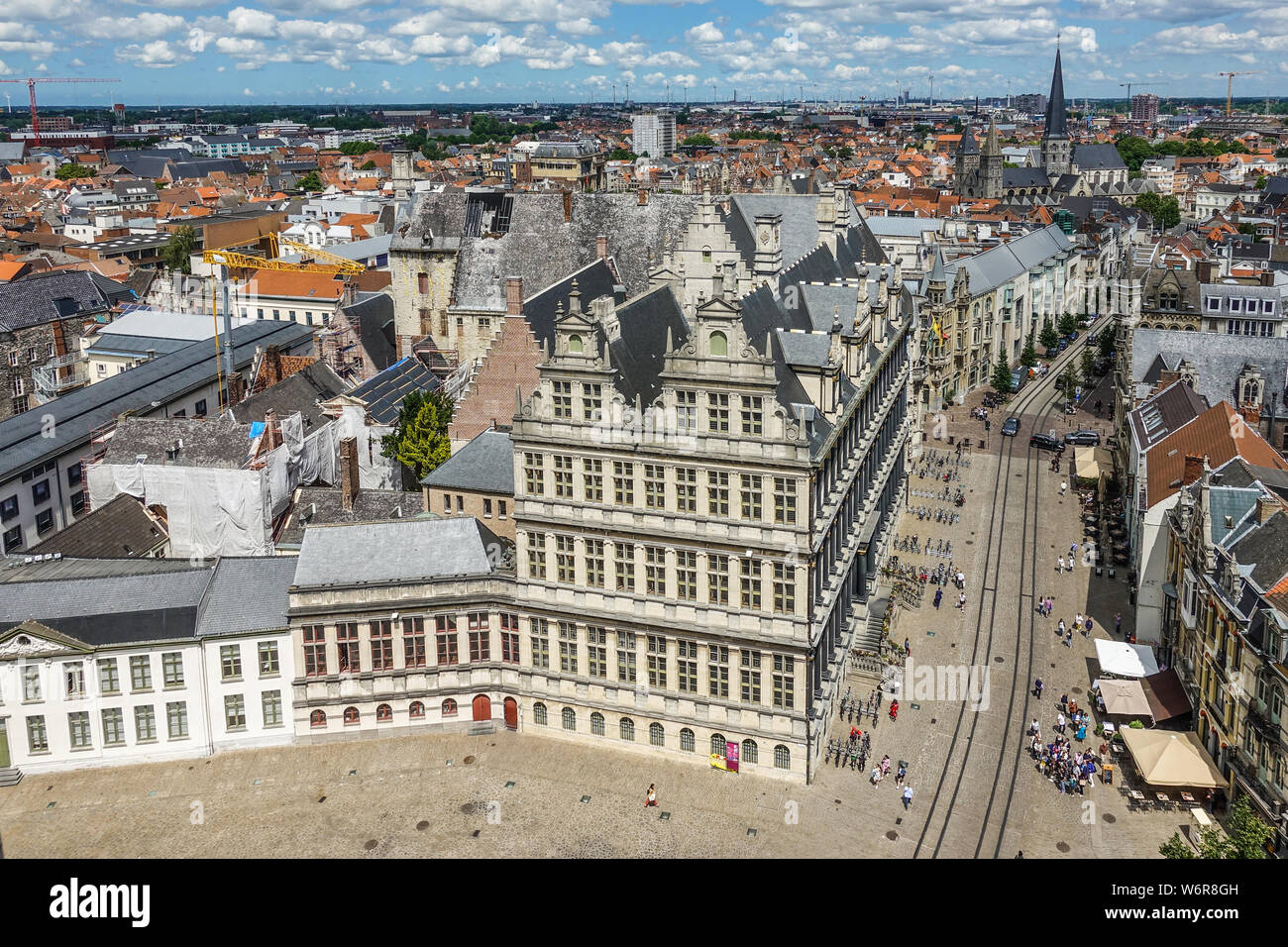 Gent, Flandern, Belgien - 21. Juni 2019: Aufnahme von oben Belfry. Historisches Rathaus in der Mitte der Stadt von Gebäuden und Dächern zu dehnen Stockfoto