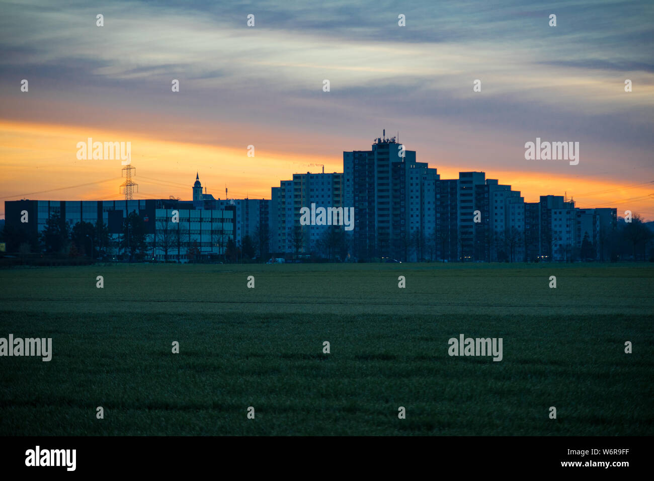 Mehrfamilienhaus in den frühen Morgen. Stockfoto
