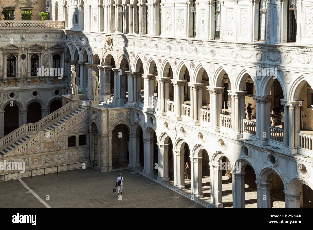 Landschaft Blick auf den Palazzo Ducale Marmor Interieur an einem sonnigen Tag. Touristen Wandern und Sightseeing Stockfoto