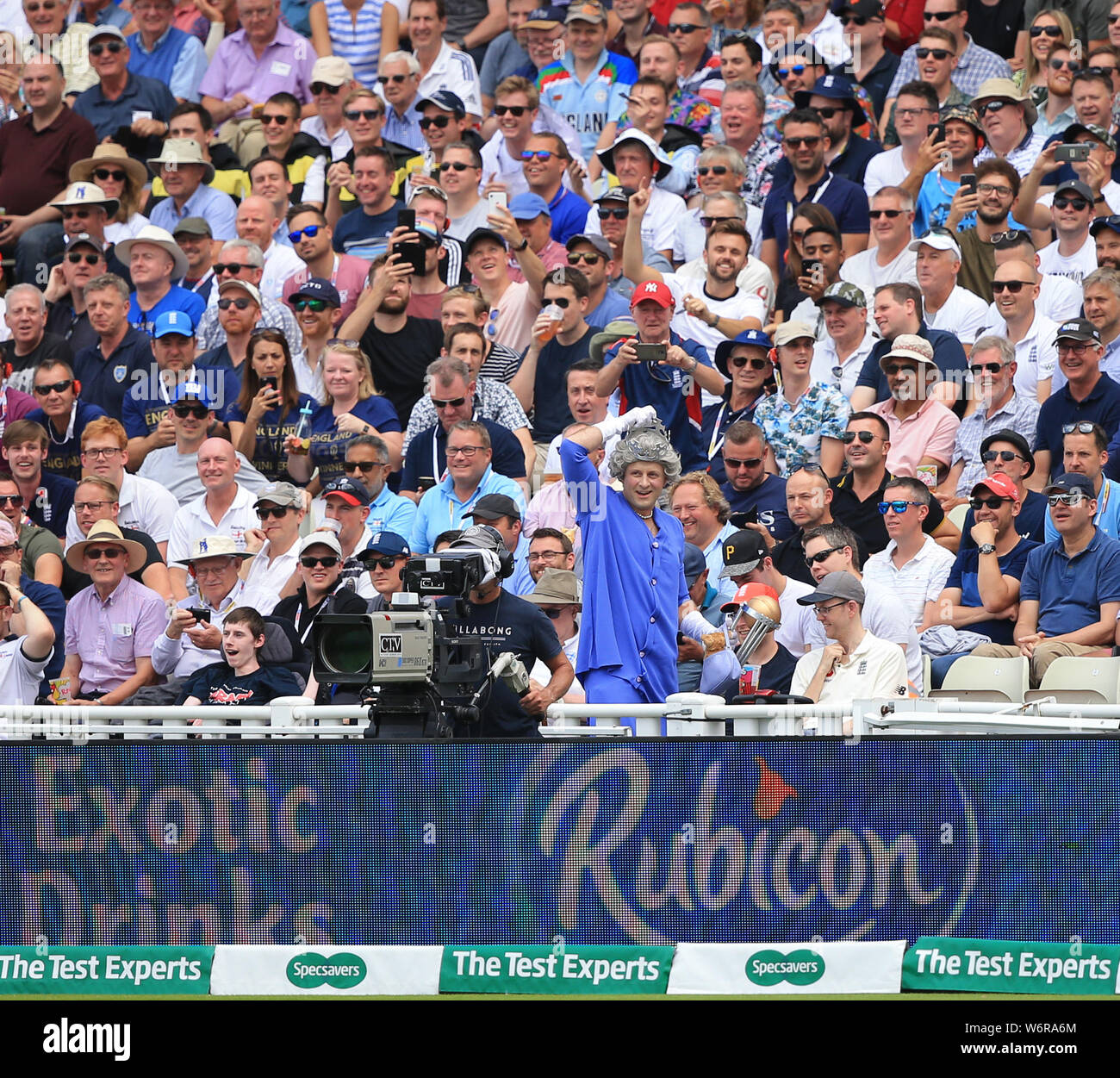 BIRMINGHAM, ENGLAND. 02. AUGUST 2019: ein Ventilator gekleidet wie der Königin mit einem replca des ICC-WM-Trophäe der Masse unterhält während der Tag des Specsavers Asche erste Testspiel bei Edgbaston Cricket Ground, Birmingham. Stockfoto