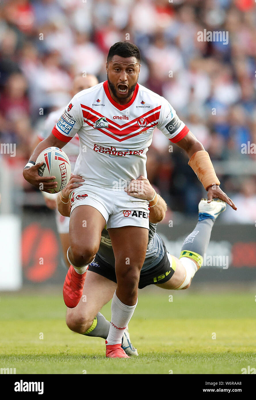 St Helens Saints' Dominique Peyroux ist von Wakefield Dreifaltigkeit von Danny Kirmond bekämpft, während der Betfred Super League Match an der völlig Gottlosen Stadion, St Helens. Stockfoto