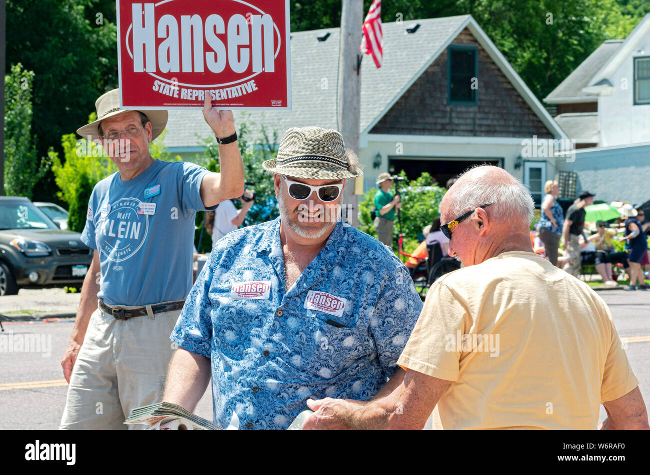 Mendota, MN/USA - 13. JULI 2019: Minnesota State repräsentative Rick Hansen der Demokratischen Landwirt Labour Party grüßt Bestandteil in Mendota Parade. Stockfoto