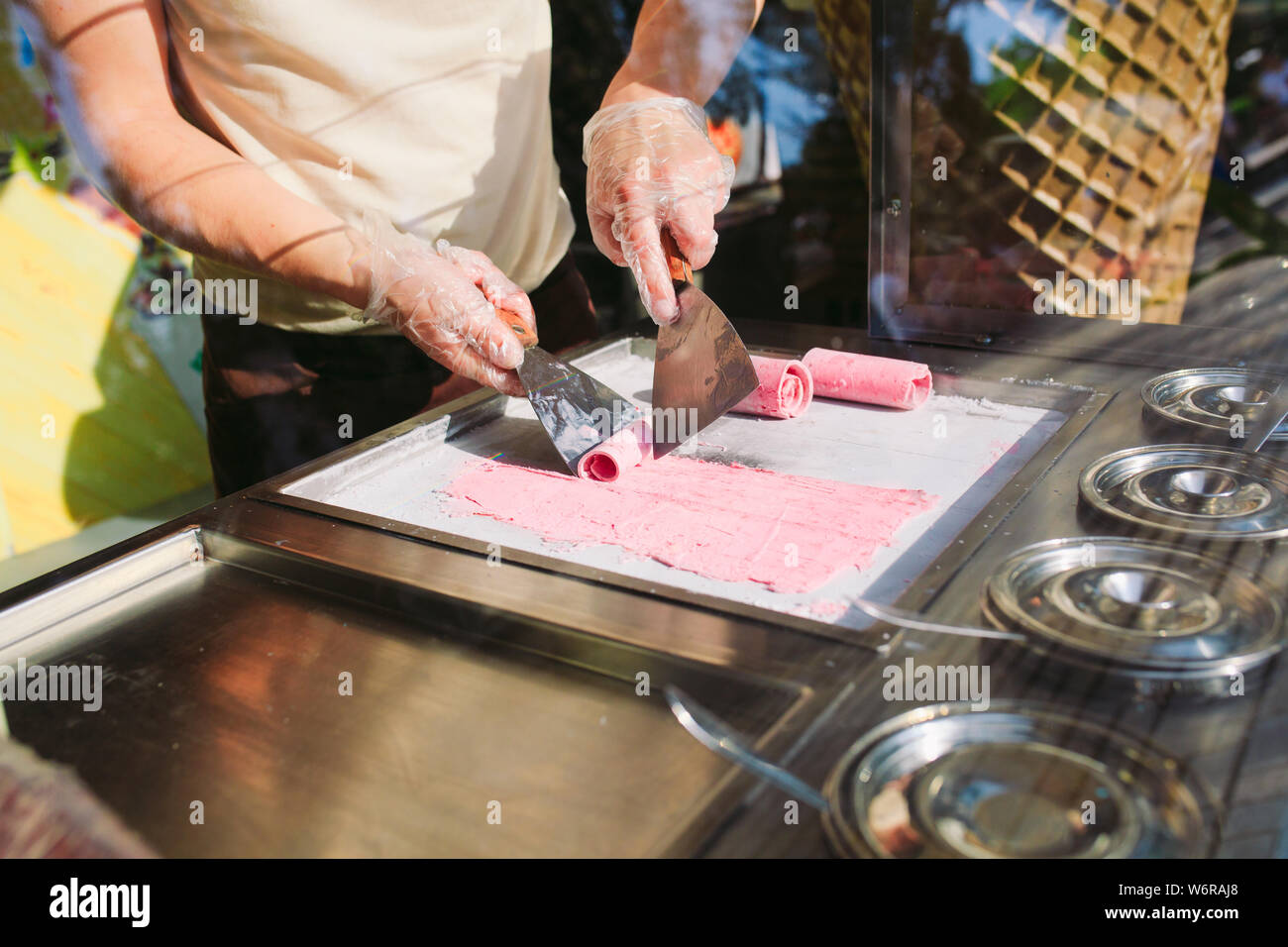 Stir-gebratenes Eis rollt mit freeze Pan. Organische, natürliche gerollt Eis, Dessert. Stockfoto