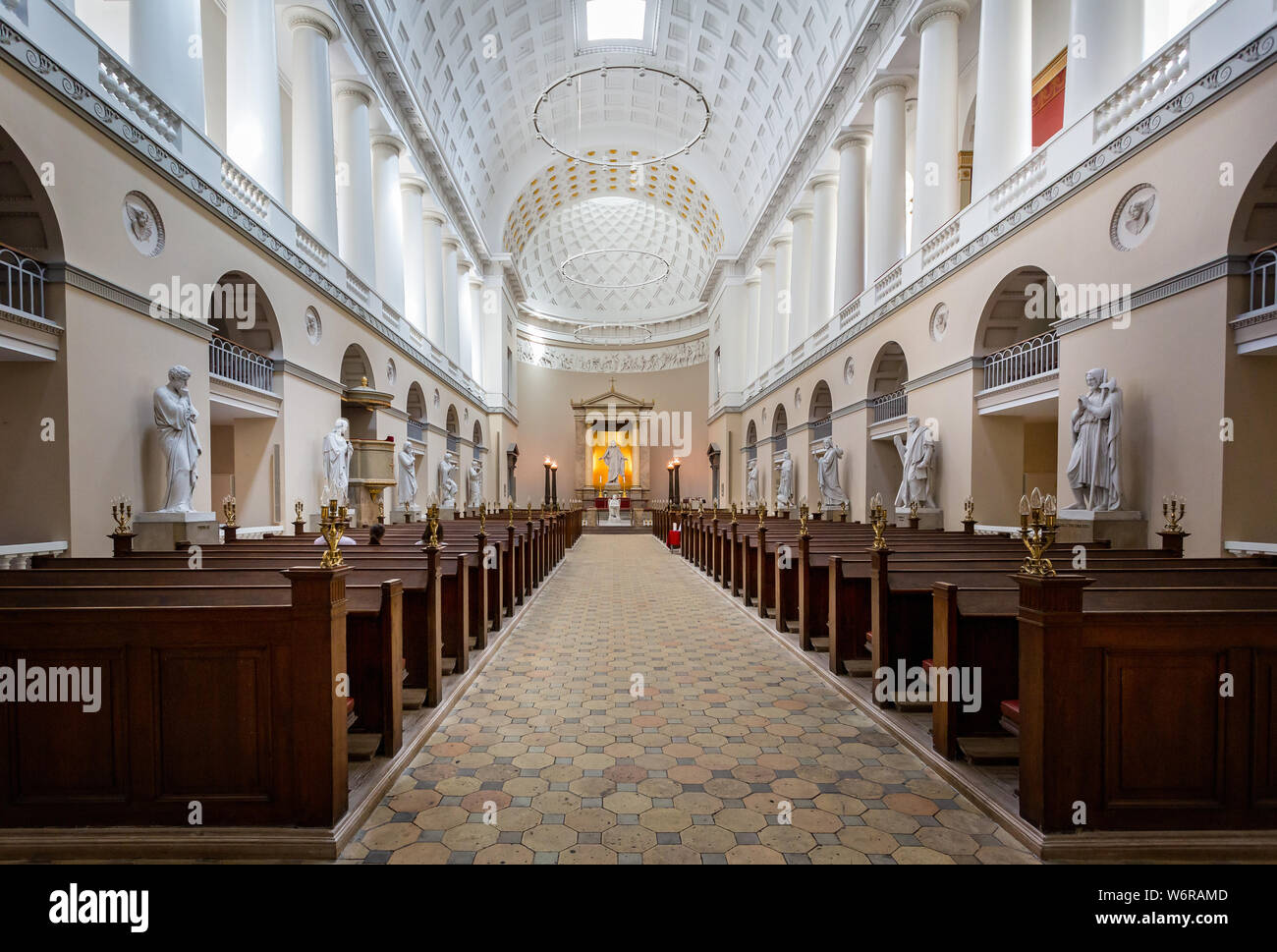 Thorvaldsen den berühmten Statuen von Christus und die Zwölf Apostel, die Kathedrale von innen in Kopenhagen, Dänemark, am 18. Juli 2019 Stockfoto