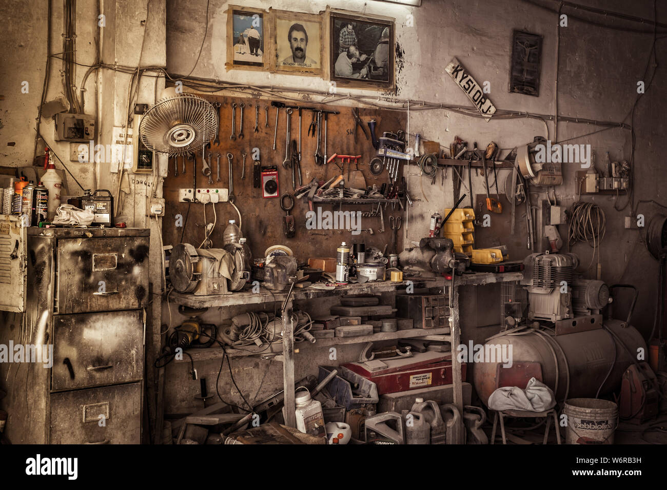 Albert Stadt, Malta - Juli 17., 2019. Alte verstaubte Mechanik Workshop mit alten Werkzeugen durch Staub bedeckt Stockfoto