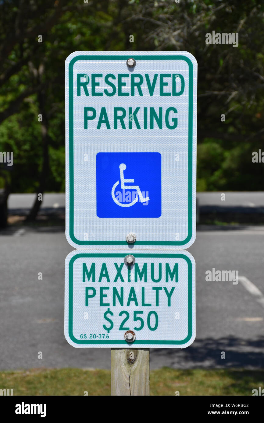 Ein Zeichen für reservierte Parkplätze für Behinderte Personen. Stockfoto