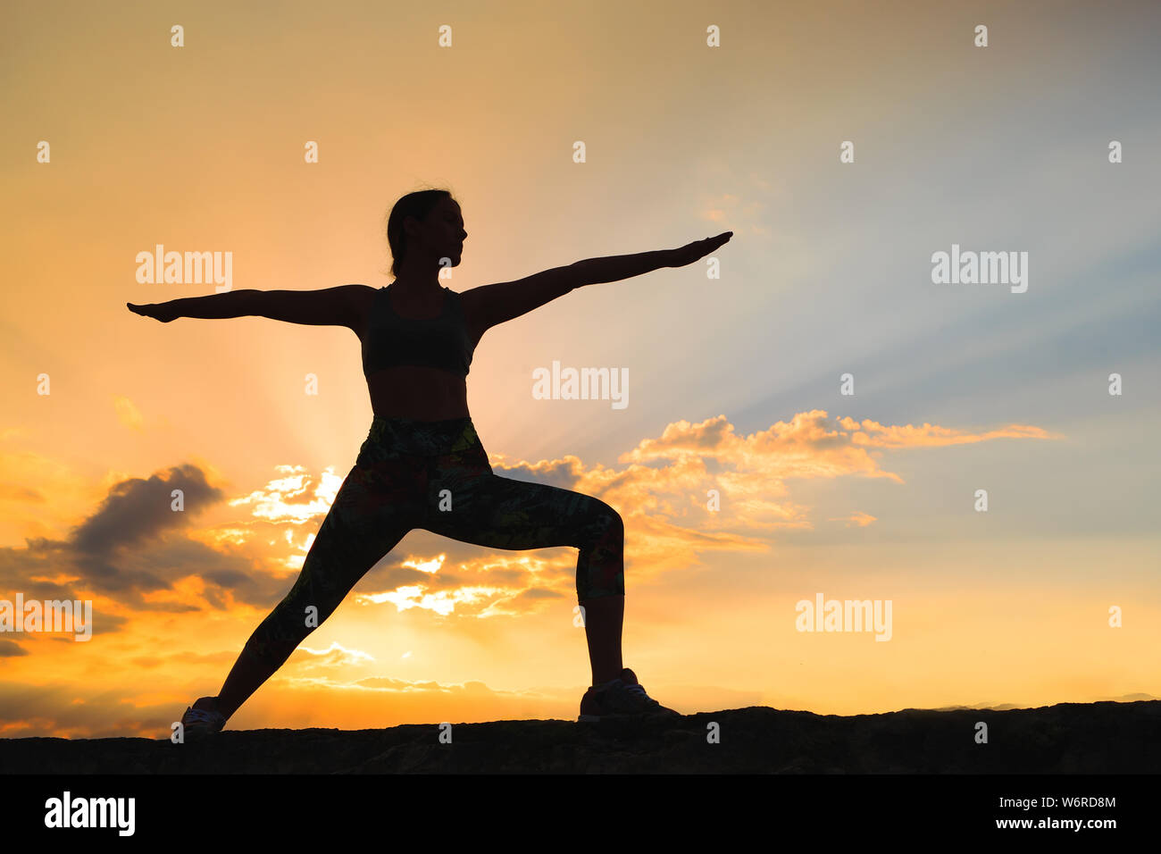 Silhouette Woman In Warrior Yoga Stockfotos Und Bilder Kaufen Alamy
