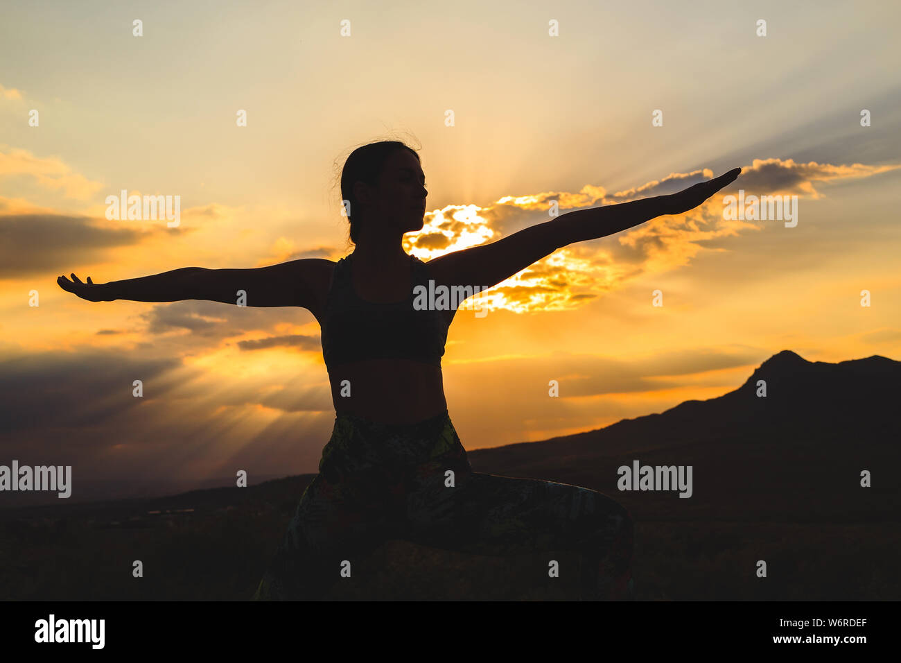 Silhouette Woman In Warrior Yoga Stockfotos Und Bilder Kaufen Alamy