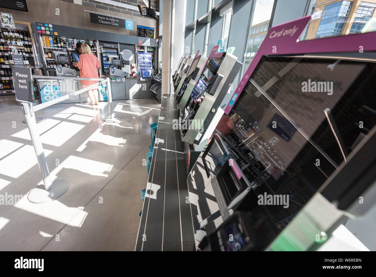 Innenraum eines Co-Op Lebensmitteln lagern. SB-Kassen Stockfoto