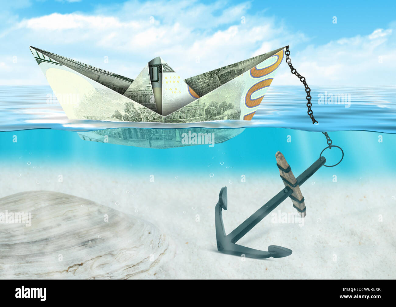 Finanzkrise Konzept, Schiff aus Geld mit Anker, auf See Stockfoto