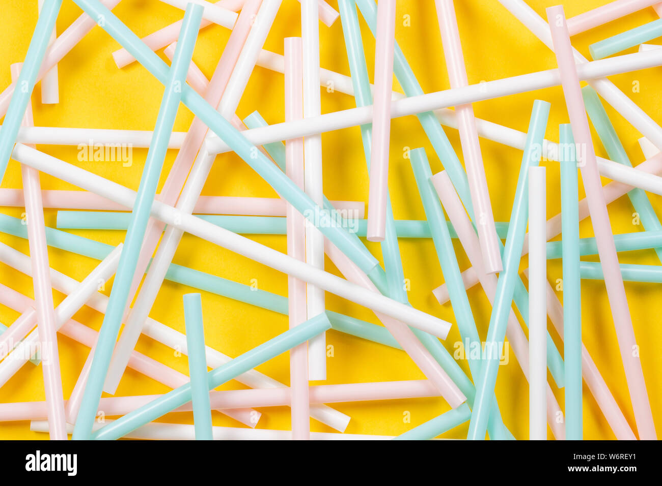 Bunten Cocktail aus Kunststoff Rohre Strohhalme auf gelbem Hintergrund Stockfoto