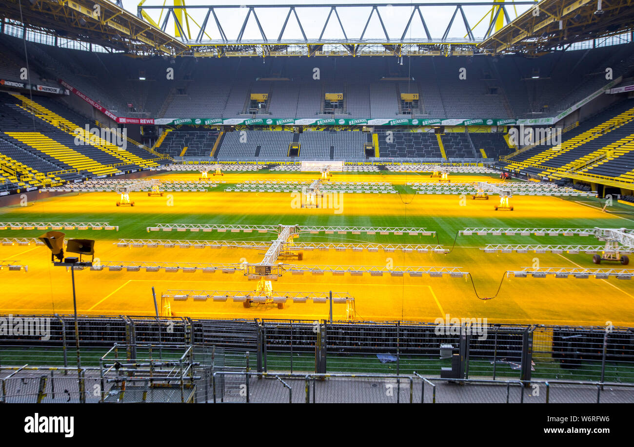 Signal-Iduna-Park, Westfalenstadion, Fußball-Stadion des BVB Borussia Dortmund, den Rasen in der Tonhöhe ist mit speziellen Lampen beleuchtet, zur Rasenpflege Stockfoto