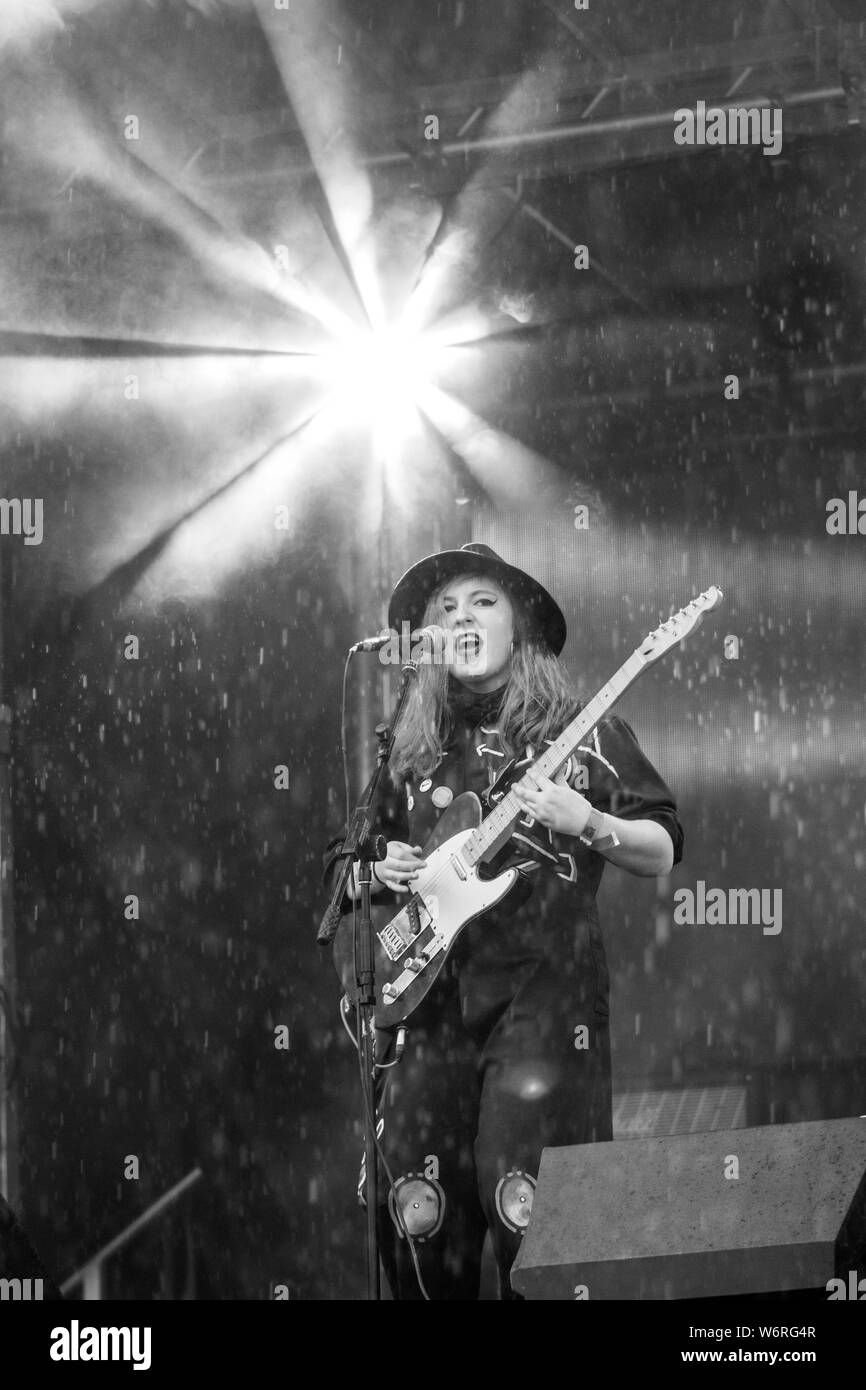 Frau spielen Fender Telecaster im Freien Musik Festival im Regen Stockfoto