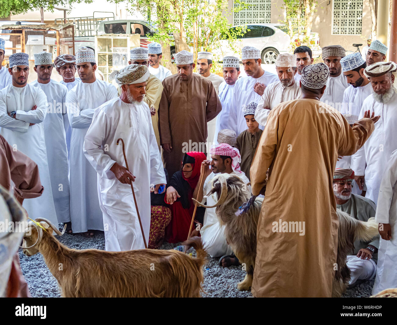 Nizwa, Oman-August 05, 2016: Goatmarket in Nizwa Oman mit Omanischen Menschen in es traditionelle Kleidung Stockfoto