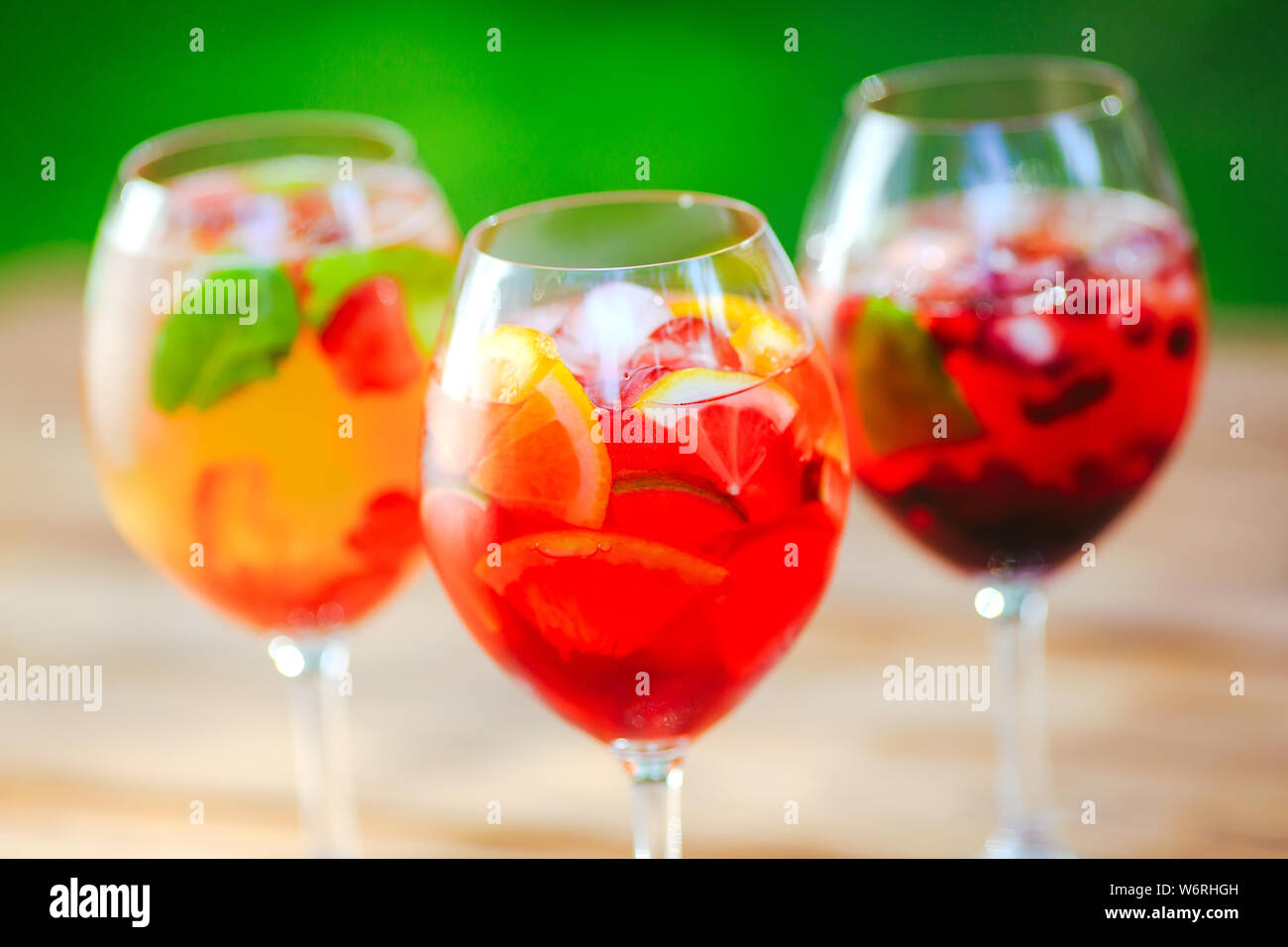 Sommer Cocktail. Fruchtcocktail auf grünem Hintergrund. Zitrusfrüchte, Beeren, Erdbeeren, Heidelbeeren, Minze, Eis Stockfoto