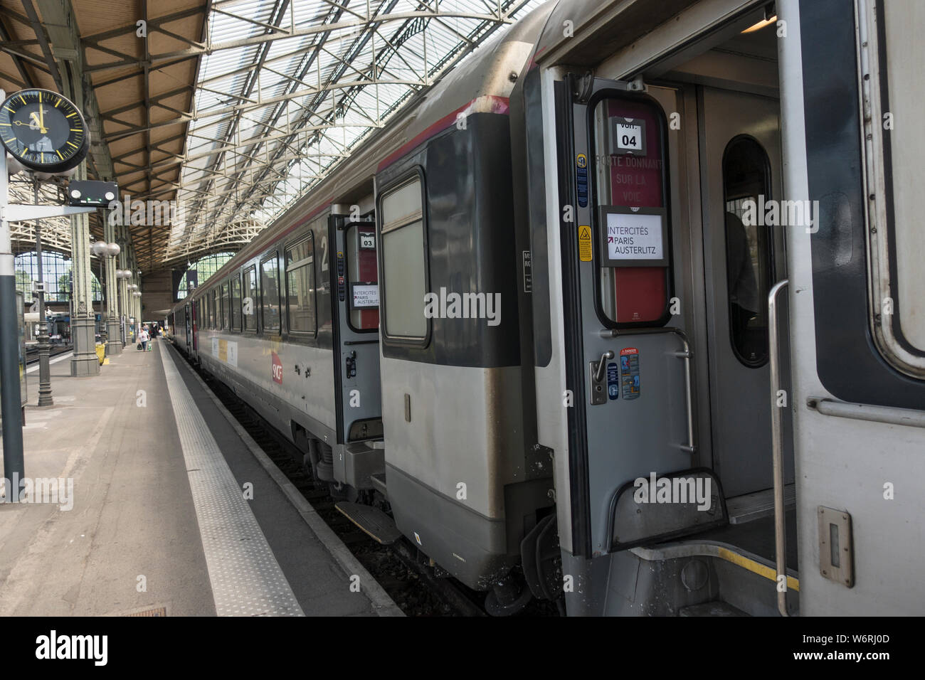 Intercités SNCF-Bahnhof in Tours Bahnsteig warten auf Abflug nach Paris Austerlitz. Stockfoto