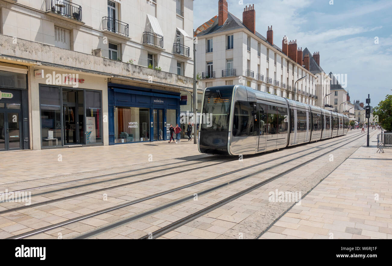 Tours, Frankreich schlanke Oberleitung der Straßenbahn, mit der U-Bahn im Stadtzentrum. Alstom Citadis 402 Autos light rail Service begann 2013 Stockfoto
