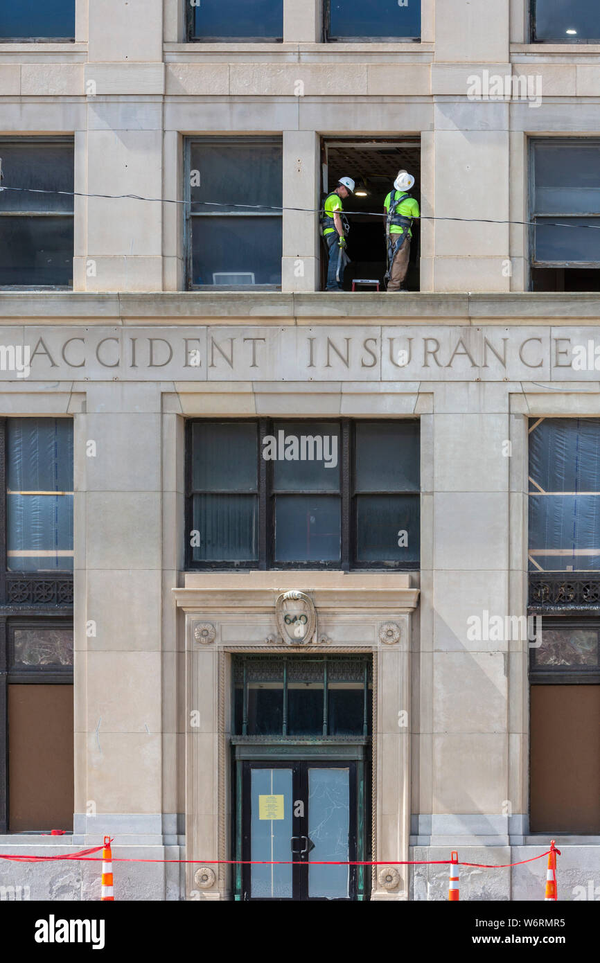 Detroit, Michigan - Zwei Bauarbeiter auf einem Felsvorsprung auf der dritten Etage des Standard Unfall Versicherung Gebäude. Im Jahre 1920 erbaut, der Str Stockfoto