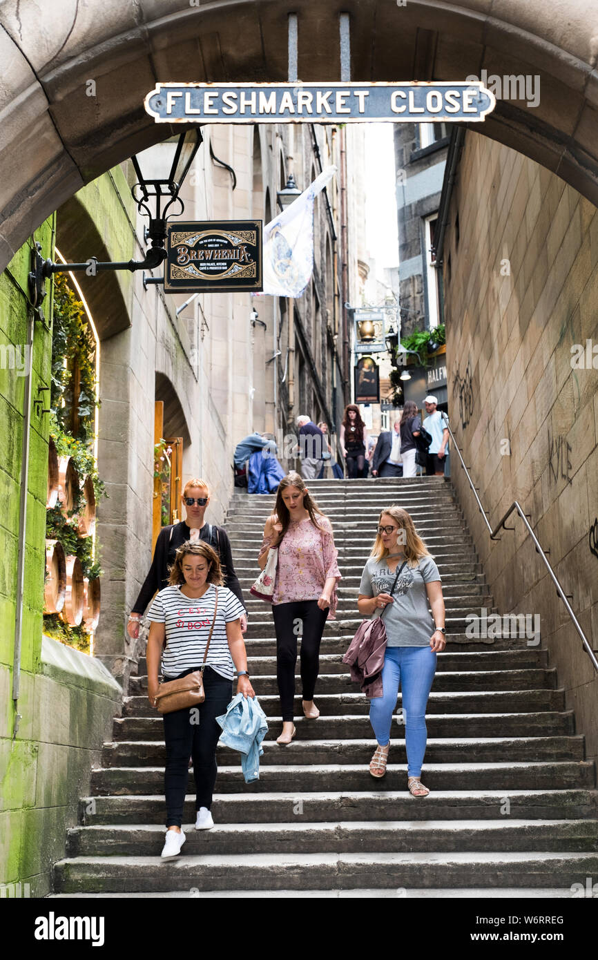 Eine Gruppe von Frauen, die zu Fuß nach unten John Knox in der historischen Altstadt von Edinburgh. Stockfoto