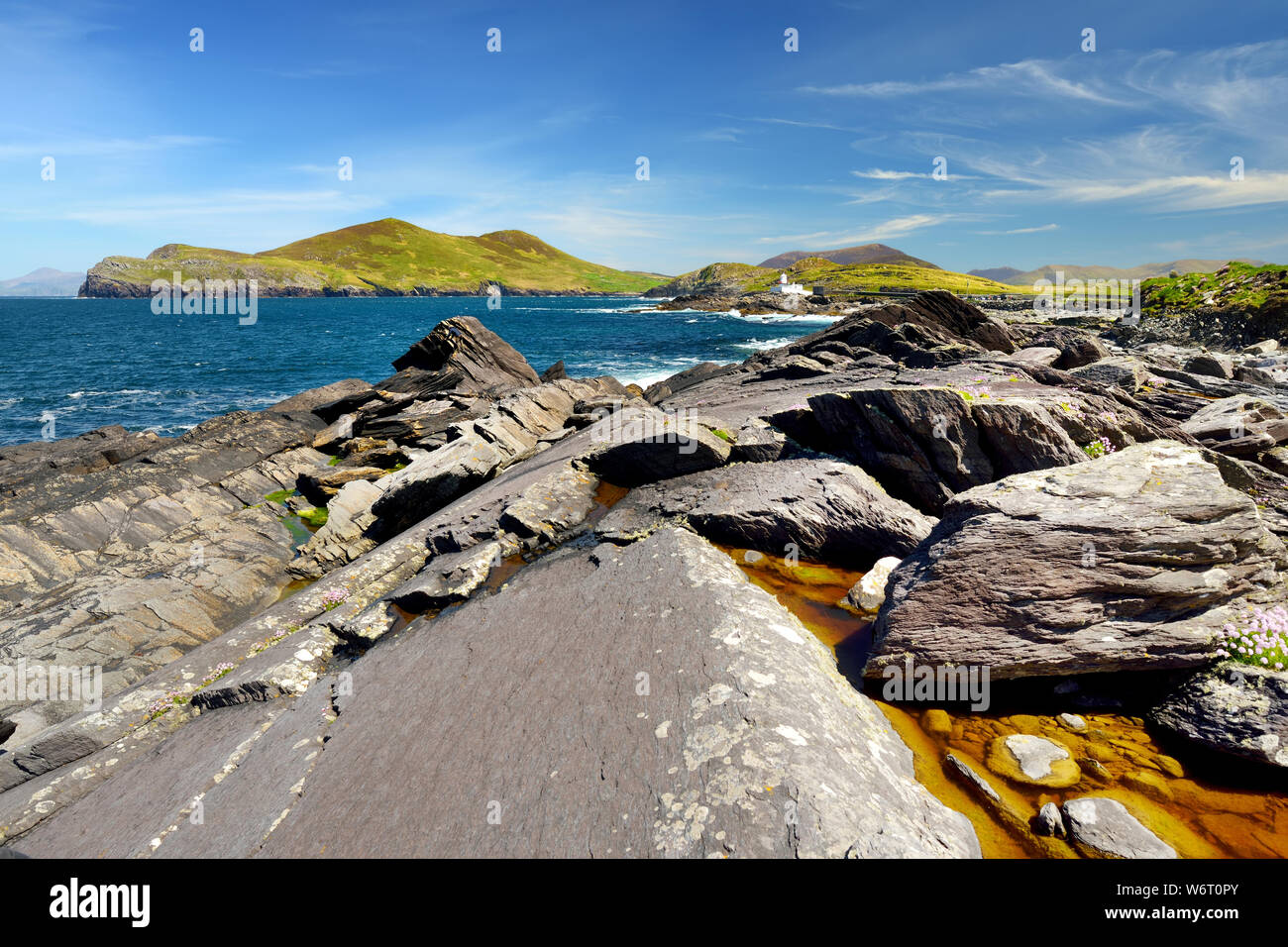 Rau und felsigen Ufer entlang der berühmten Ring of Kerry Route. Zerklüftete Küste von auf der Iveragh Halbinsel, County Kerry, Irland. Stockfoto