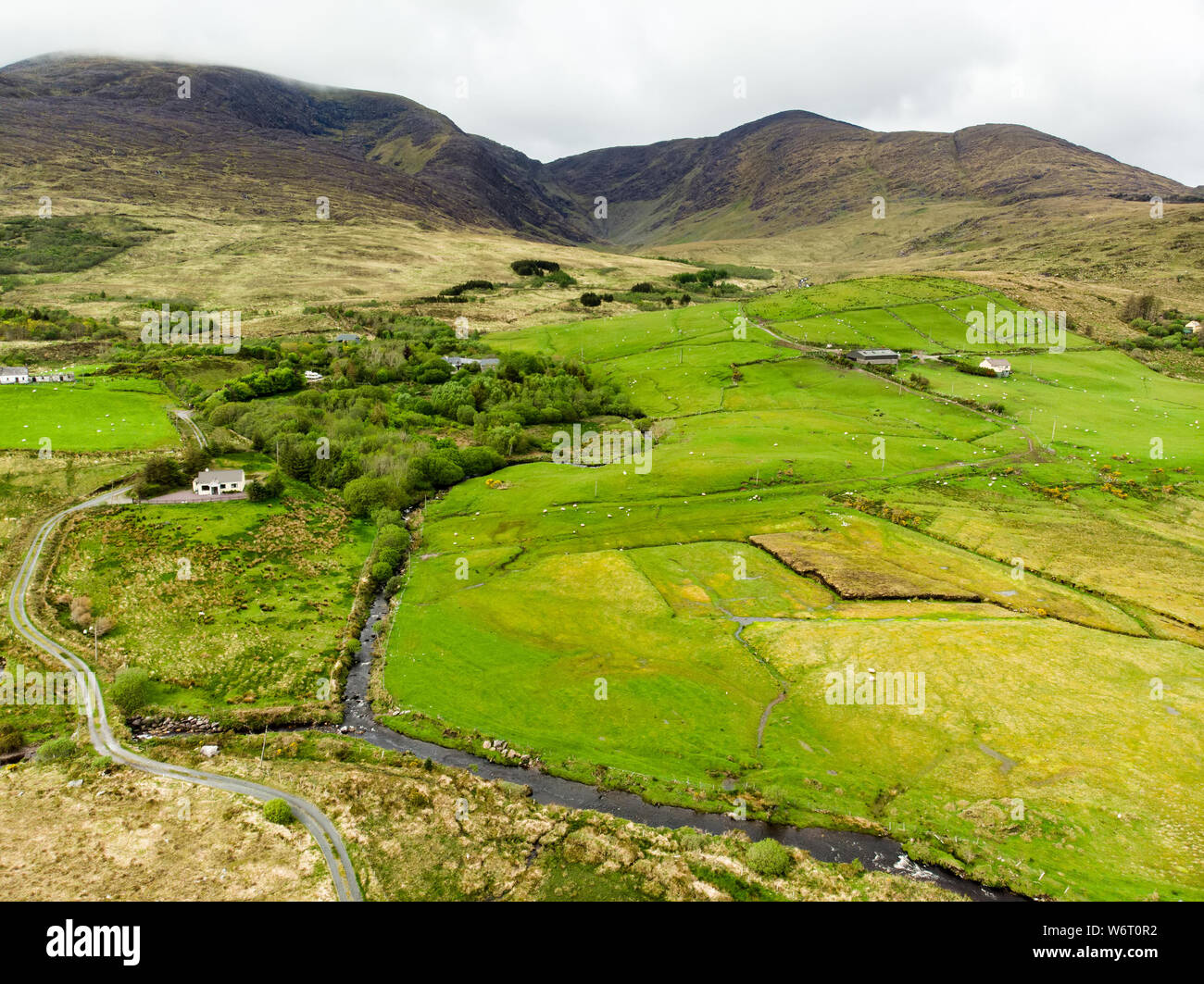 Beautidul Landschaft des Killarney National Park auf bewölkten Tag. Wandern in der Grafschaft Kerry, Irland. Stockfoto