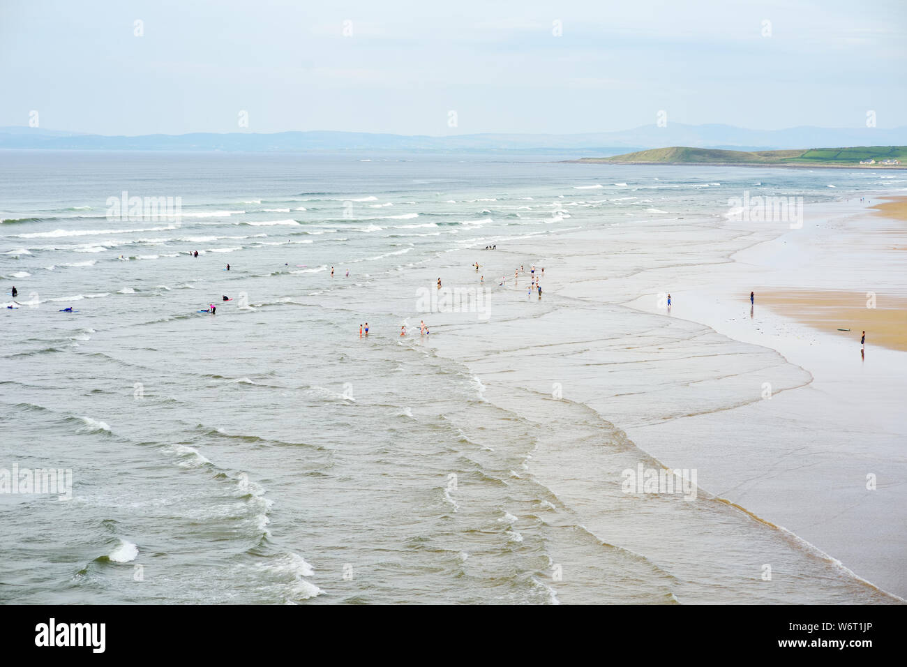 Spektakuläre Tullan Strand, einem der berühmten Donegal Surf Strände, eine malerische zurück Tropfen durch die vorgesehenen Sligo-Leitrim Berge eingerahmt. Breite, flache San Stockfoto