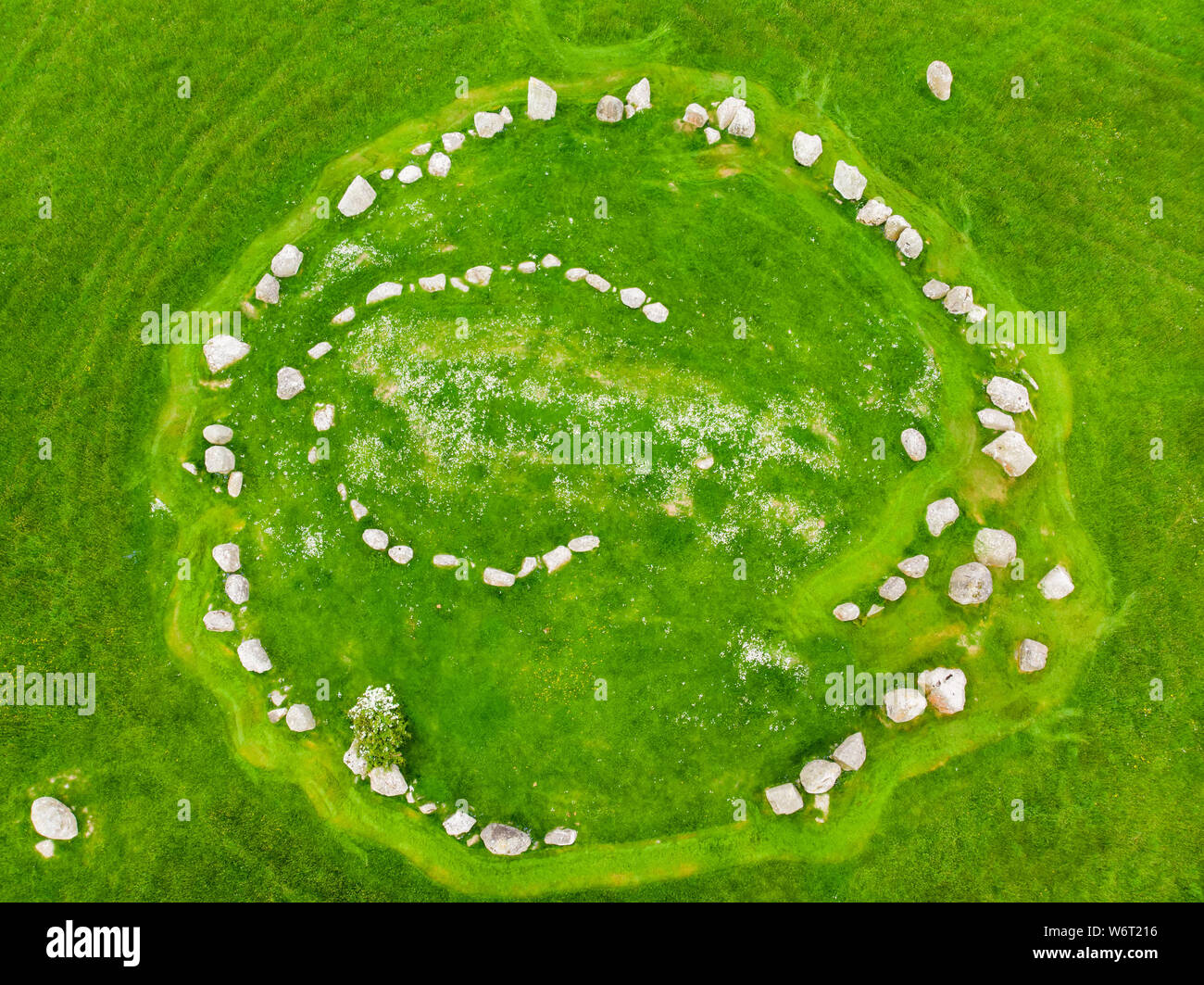 Ballynoe Stone Circle, eine prähistorische Grabhügel aus der Bronzezeit, die von einer kreisförmigen Struktur der stehenden Steine aus der Jungsteinzeit umgeben, C Stockfoto