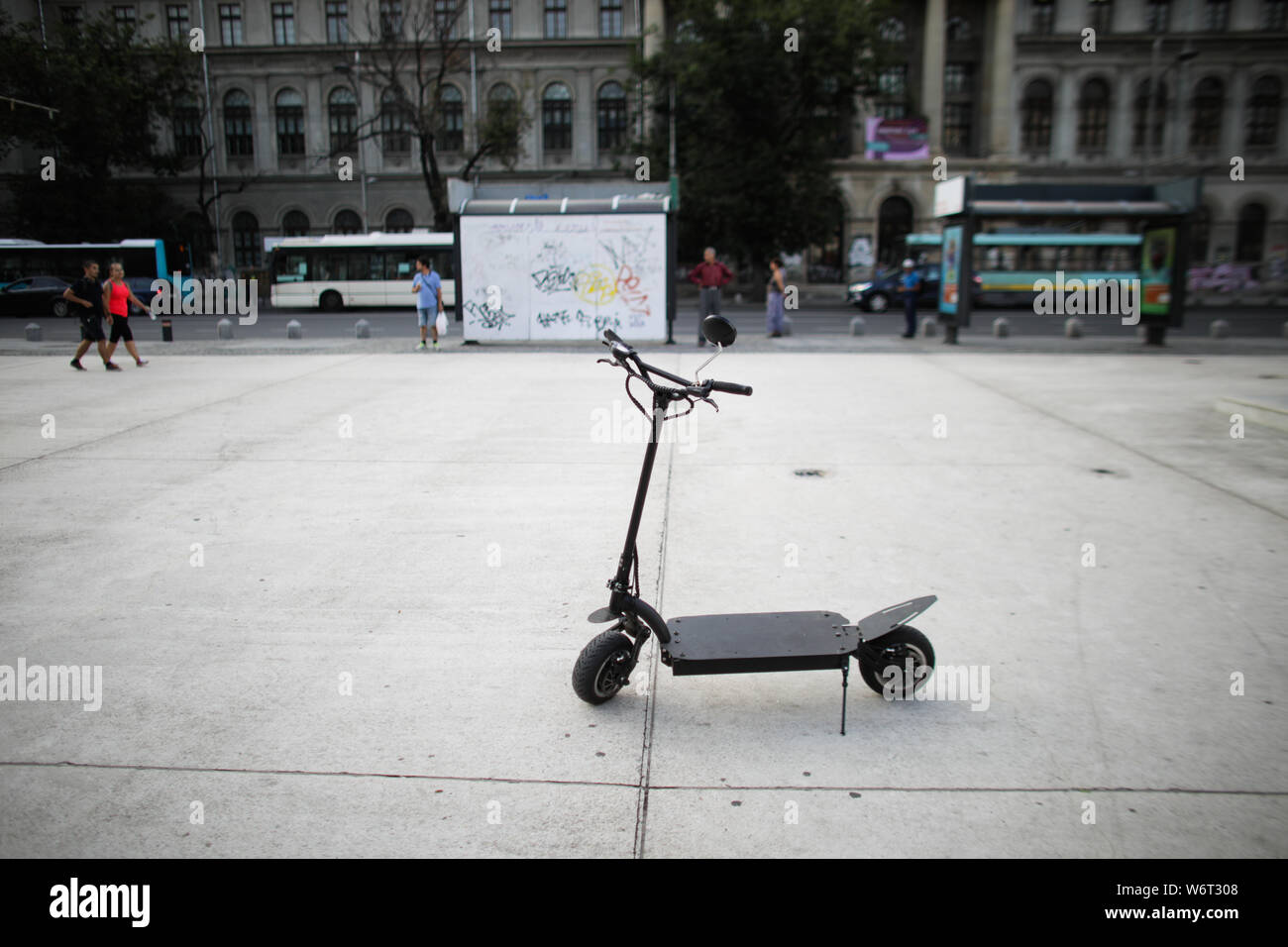 Shallow depth of field image with a parked electrical scooter in downtown Bucharest Stockfoto