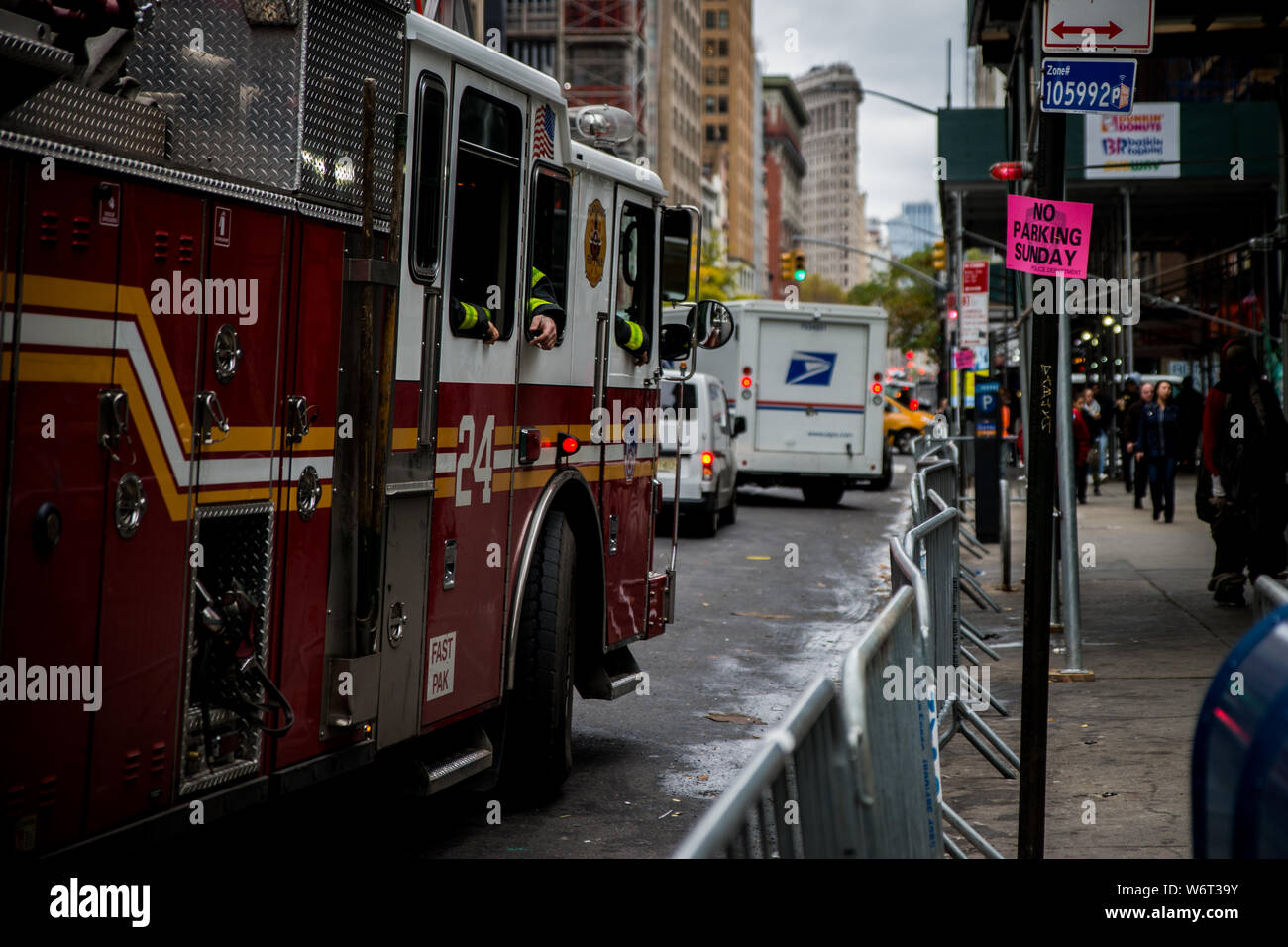 Feuerwehrmänner machen Sie eine Pause auf der 5th Avenue Stockfoto