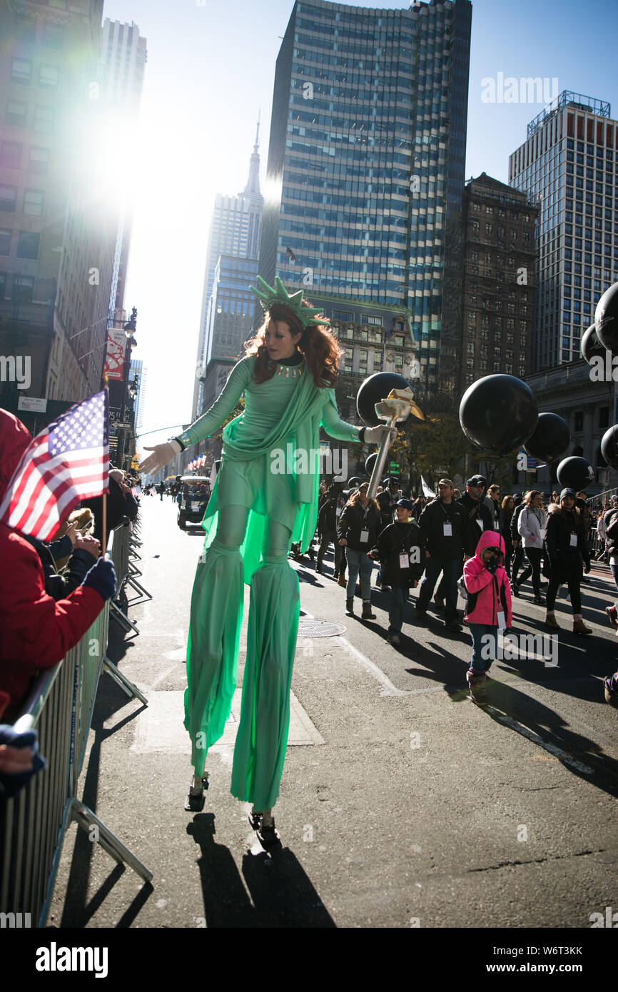 Frau gekleidet, wie Freiheitsstatue Veterens Tag Stockfoto