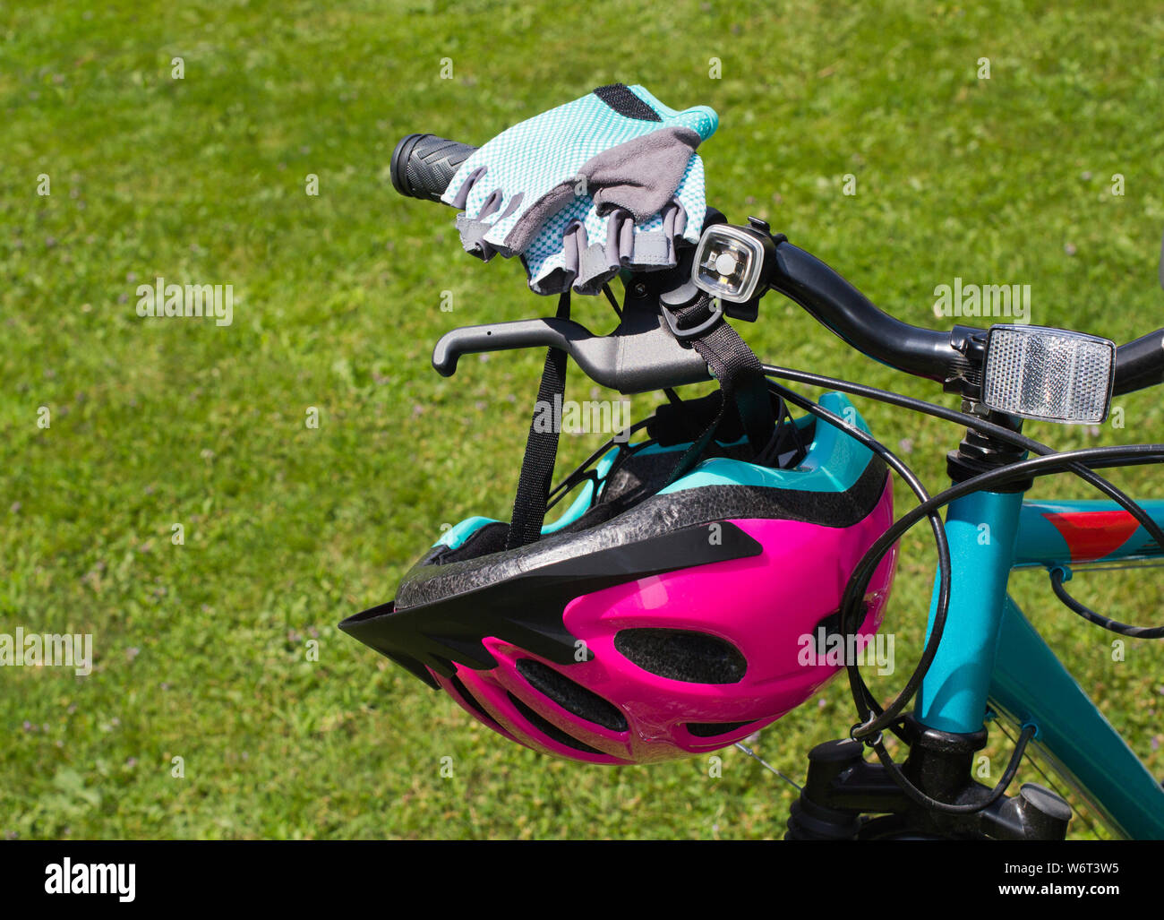 Fahrrad Helm und Handschuhe am Lenker. Stockfoto