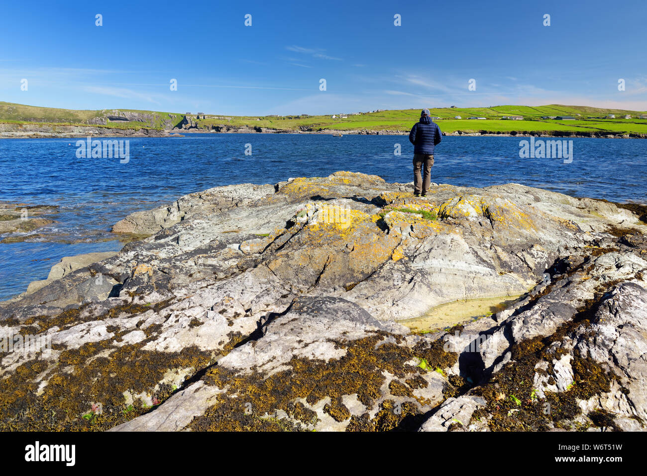 Rau und felsigen Ufer entlang der berühmten Ring of Kerry Route. Zerklüftete Küste von auf der Iveragh Halbinsel, County Kerry, Irland. Stockfoto