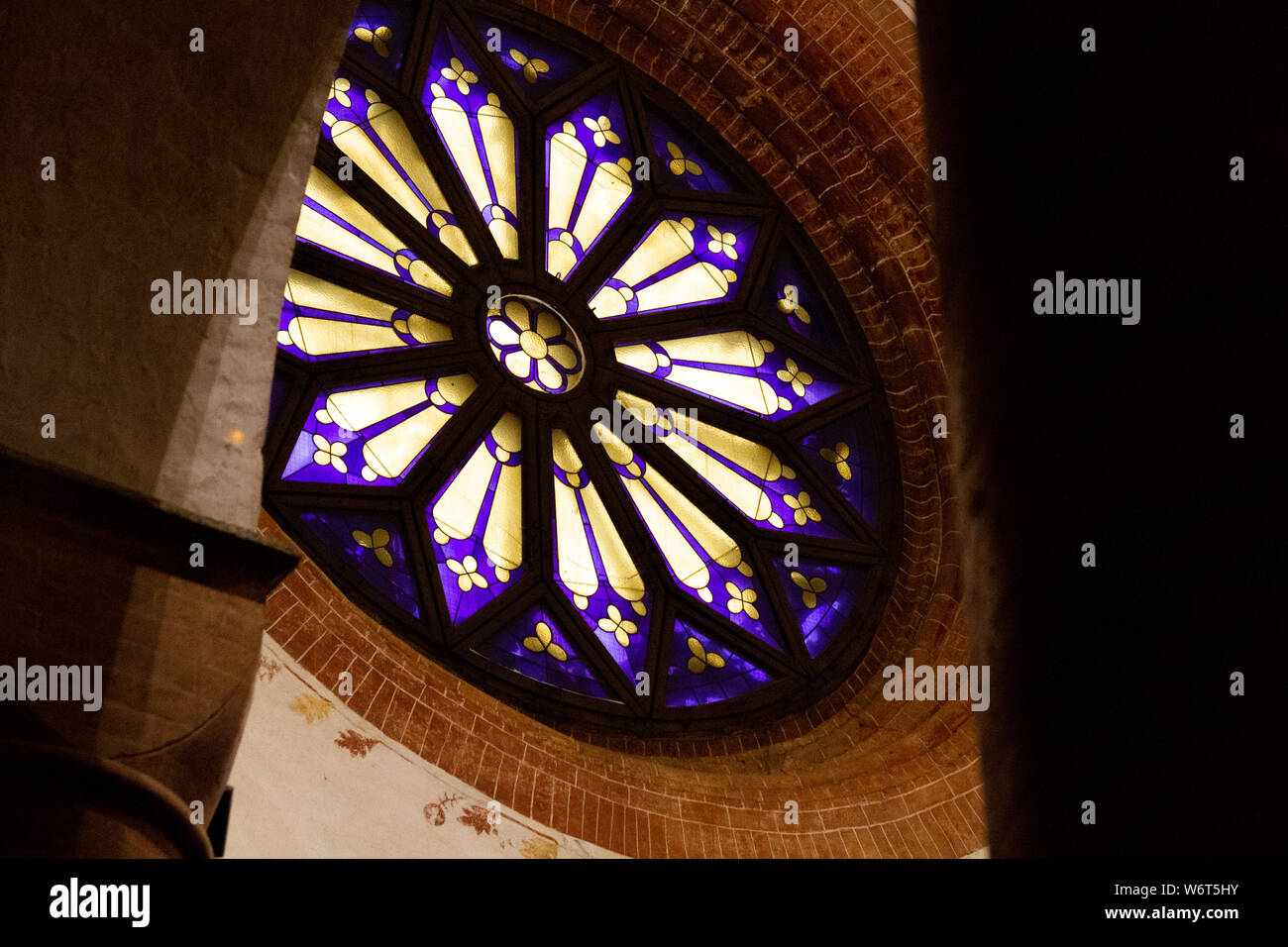 Eine runde Buntglasfenster in der 'Santa Maria del Carmine" Kirche (Hl. Maria von Karmel) in Pavia. Stockfoto