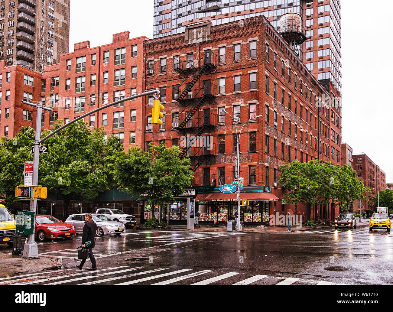 New York City, USA, März 2019, städtische Szene auf der 10th Avenue an einem regnerischen Tag in der Küche der Hölle Stockfoto