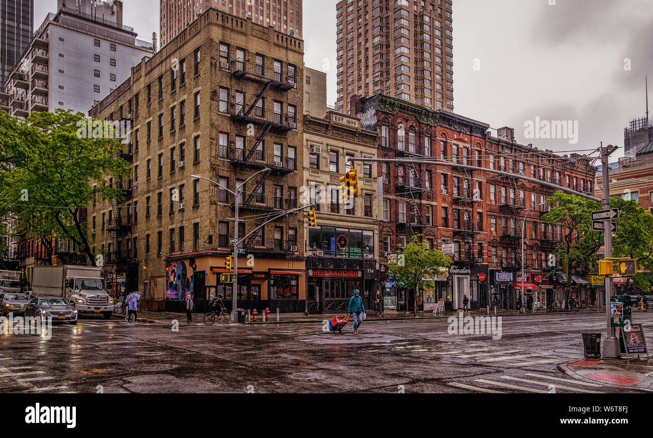 New York City, USA, Mai 2019, städtische Szene an einem regnerischen Tag auf der 51th St. und 9. Avenue, in Hell's Kitchen, Manhattan Stockfoto