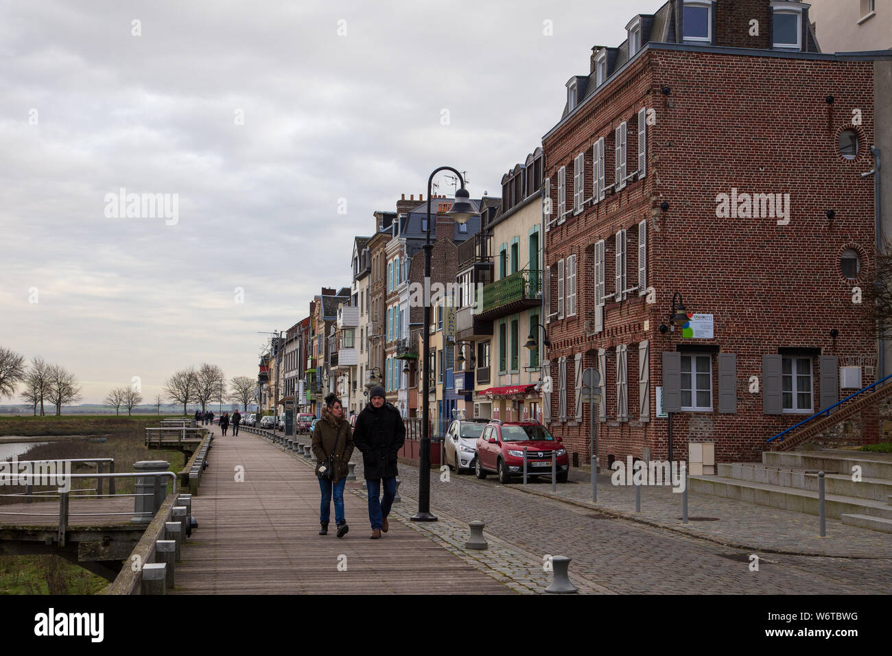 Saint-Valery-sur-Somme, Frankreich - Januar 17, 2016: Gebäude und Straßen von Saint-Valery-sur-Somme auf einem Winter week-end Tag Stockfoto