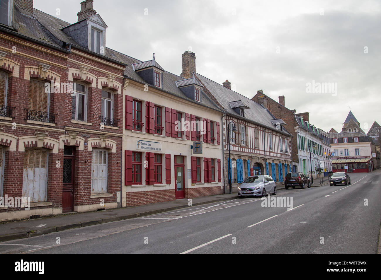 Saint-Valery-sur-Somme, Frankreich - Januar 17, 2016: Gebäude und Straßen von Saint-Valery-sur-Somme auf einem Winter week-end Tag Stockfoto